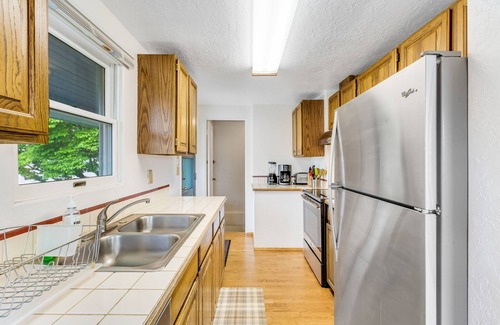 Poulsbo Casa | ¡NUEVO LISTADO! Casa de mediados de siglo con vista a la bahía, entretenimiento y amplio patio