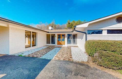Calhoun Casa | Mid-Century in Calhoun