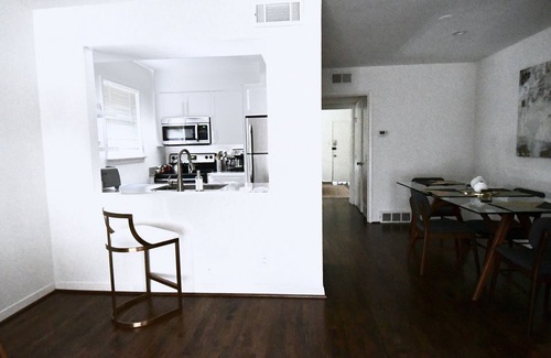 Oak Lawn Apartamento | Mediados de siglo - Cama tamaño king - Estacionamiento - HP / Design Dist / Katy Trail / Uptown