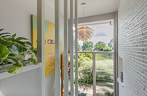 North Queen Anne Casa | Mid Century Mod Home en North Queen Anne