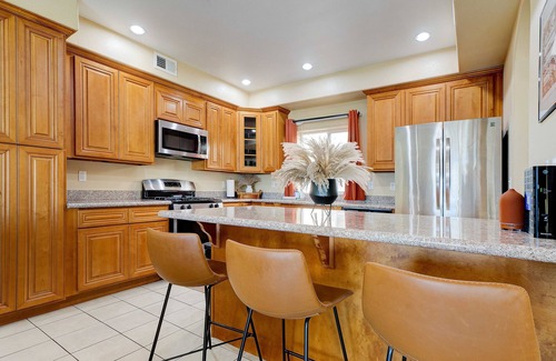 Lincoln Acres Casa | Mid Century Modern 4Bedroom Family Townhome