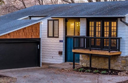 Lenexa Casa | Mid-Century Modern Retreat Home in Overland Park - Full Home