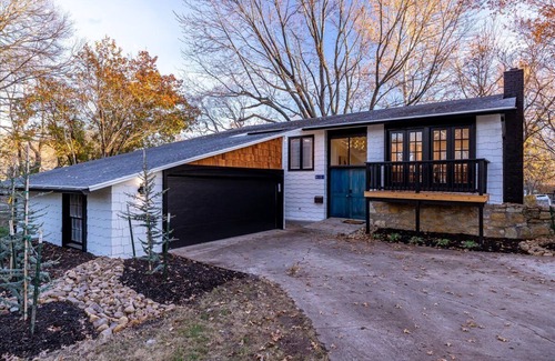 Lenexa Casa | Mid-Century Modern Retreat Home in Overland Park - Full Home