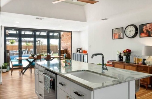 Hidalgo Casa | Mid-Century Modern 3 Bed, 2 Bath with a Pool