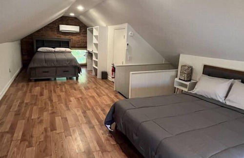 Latonia Apartamento | Mid-Century Modern Apartment!