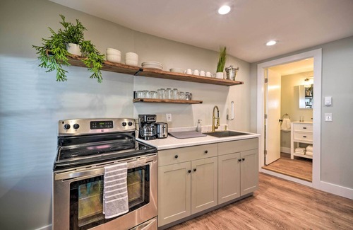 North Lake George Apartamento | Mid-Century Modern Apt - Steps to Lake George