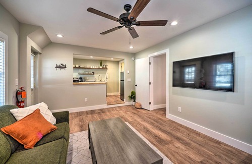 North Lake George Apartamento | Mid-Century Modern Apt - Steps to Lake George