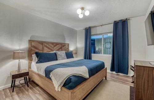 Encanto Casa | Mid-century Modern Charmer With Free Heated Pool!