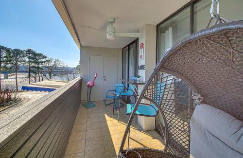 Mid America Apartamento | Mid-Century Modern Condo on Lake Hamilton!