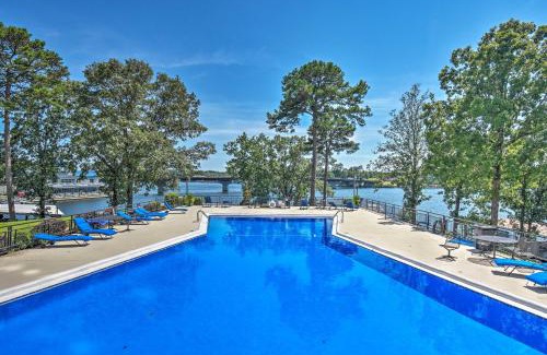 Mid America Apartamento | Mid-Century Modern Condo on Lake Hamilton!