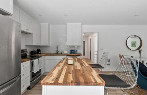 West Kelowna Estates Casa | Mid-Century Modern Dream Retreat
