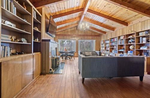 Apple Hill Casa | Mid-Century-Modern Mountain Gem