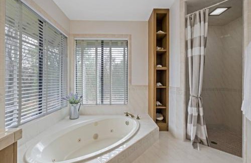 Apple Hill Casa | Mid-Century-Modern Mountain Gem