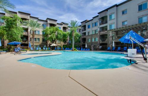 Desert Ridge Apartamento | Mid-Century Modern Phoenix Condo, Walk to High St!