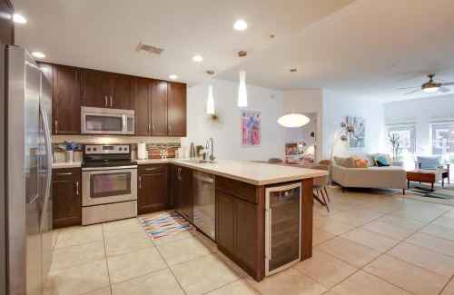 Desert Ridge Apartamento | Mid-Century Modern Phoenix Condo, Walk to High St!