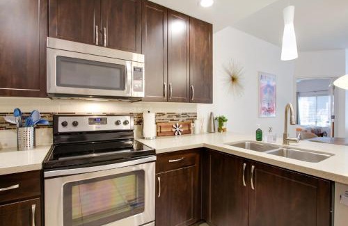 Desert Ridge Apartamento | Mid-Century Modern Phoenix Condo, Walk to High St!