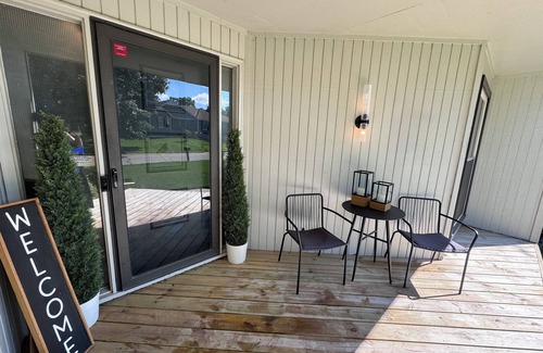 Blue Springs Casa | Mid-century Modern 3-bedroom house near Lake Jacomo in Blue Springs with pool