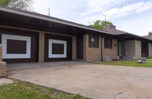 Centerville Casa | Mid Century Modern-close to city park and pool.