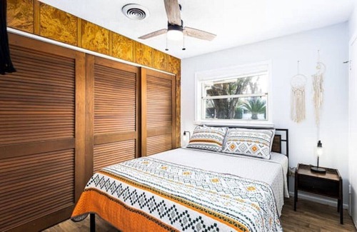 Conway Casa | 🌳 MID CENTURY OAK TREE 🌳 by Downtown Orlando
