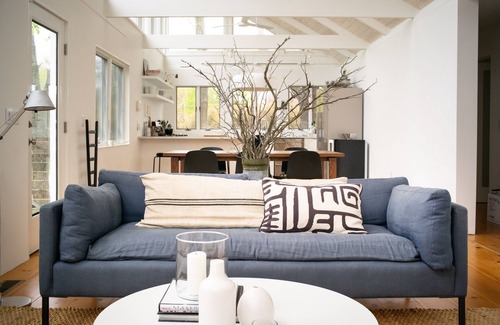 Shorewood Casa | Mediados de siglo en pastizales idílicos como un estanque