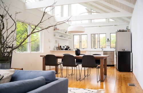 Shorewood Casa | Mediados de siglo en pastizales idílicos como un estanque