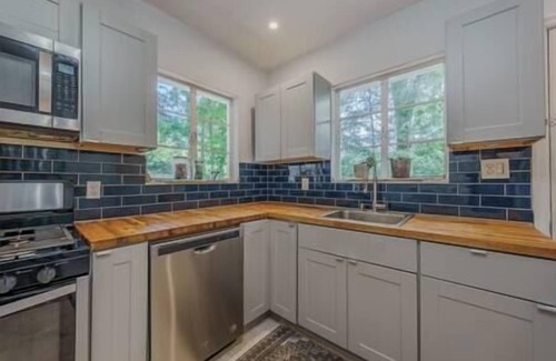 East Point Casa | Mid-Century Ranch near Airport