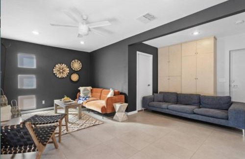 Encanto Casa | Mid-Century Stunner/Large Yard and Patio for Indoor/Outdoor Living