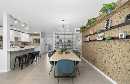 Encanto Casa | Mid-Century Stunner/Large Yard and Patio for Indoor/Outdoor Living