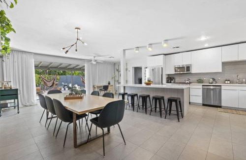 Encanto Casa | Mid-Century Stunner/Large Yard and Patio for Indoor/Outdoor Living