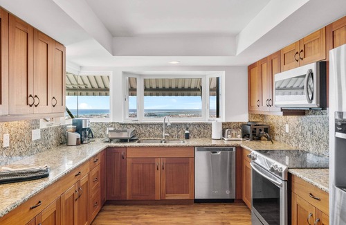 Liliha - Kapalama Casa | Mid-Century + Views & Privacy near Downtown Honolulu.