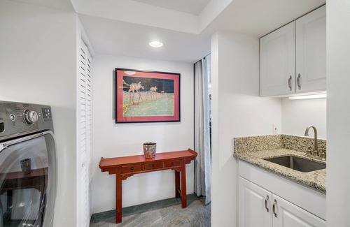 Liliha - Kapalama Casa | Mid-Century + Views & Privacy near Downtown Honolulu.
