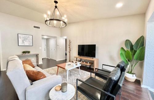 Temple Terrace Casa | Mid Century Villa With Community Pool! Close to Busch Gardens