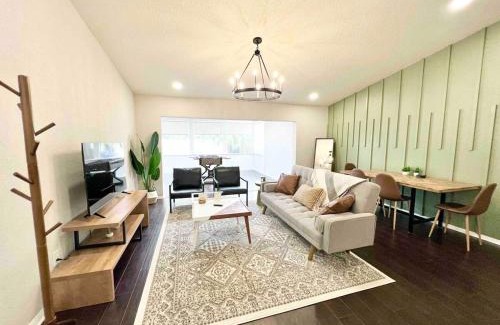 Temple Terrace Casa | Mid Century Villa With Community Pool! Close to Busch Gardens