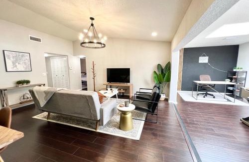 Temple Terrace Casa | Mid Century Villa With Community Pool! Close to Busch Gardens