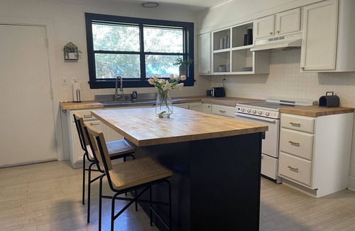 Tupelo Casa | Mid-Century w/ large private fenced backyard! No added cleaning or pet fees!