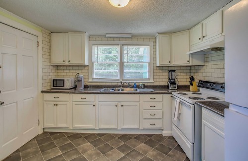 Wilmington Cabaña | Mid-Century Wilmington Cottage: 3 Mi to Riverwalk