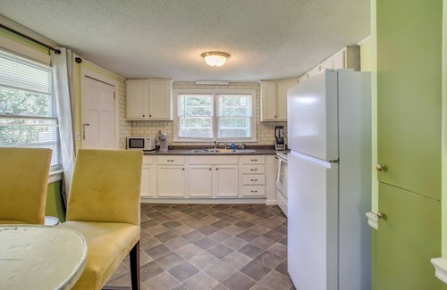 Wilmington Cabaña | Mid-Century Wilmington Cottage: 3 Mi to Riverwalk
