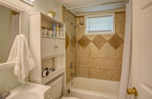 Wilmington Casa | Mid-Century Wilmington Cottage