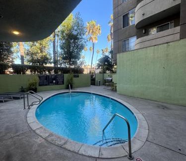 Los Feliz Apartamento | Mid-City Charm 2BR Near LAs Hotspots!