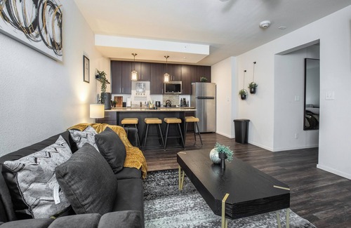 Overland Park Apartamento | Mid-Rise Luxury 1 BR 1 BD Free Carport Parking WiFi and Dedicated Workspace