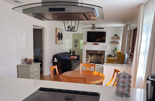 Live Oak Casa | Mid-term, open-floor home full of natural light. 10 min from the River District.