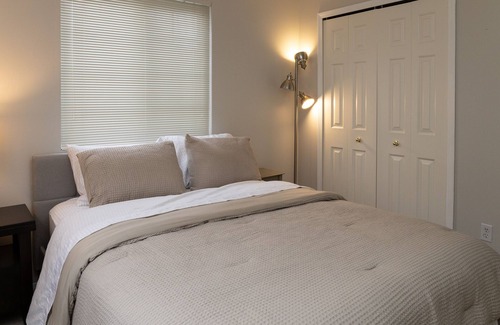 Pontiac Condominio | Chic & Cozy Condo Retreat with In-Unit Washer/Dryer, Garage, and Charm!