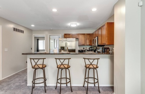 Pontiac Condominio | Chic & Cozy Condo Retreat with In-Unit Washer/Dryer, Garage, and Charm!