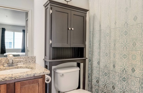 Pontiac Condominio | Chic & Cozy Condo Retreat with In-Unit Washer/Dryer, Garage, and Charm!