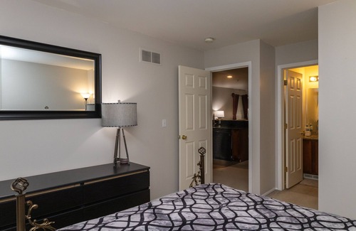 Pontiac Condominio | Chic & Cozy Condo Retreat with In-Unit Washer/Dryer, Garage, and Charm!