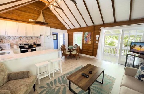 White Street Gallery District Cabaña | Mid Town 2/1 TREE HOUSE RETREAT