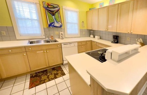White Street Gallery District Casa | Mid Town Affordable 3bd/2.5ba 3 story Townhome