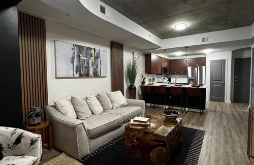 Midtown Apartamento | Mid-town Luxury Apt High Rise Gym Pool Parking