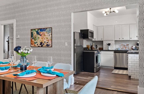East Liberty Casa | Midcentury 5BD - BBQ & Yard - Close to DT & Pitt