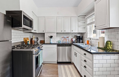 East Liberty Casa | Midcentury 5BD - BBQ & Yard - Close to DT & Pitt